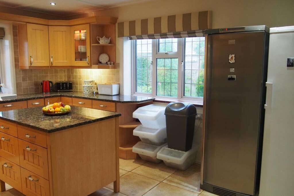 Hectors House Comfortable 4 Bed House In Mature Gardens Yelverton Ngoại thất bức ảnh