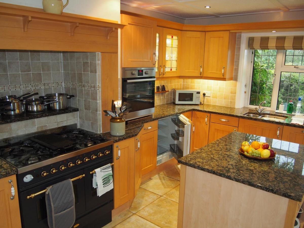 Hectors House Comfortable 4 Bed House In Mature Gardens Yelverton Ngoại thất bức ảnh